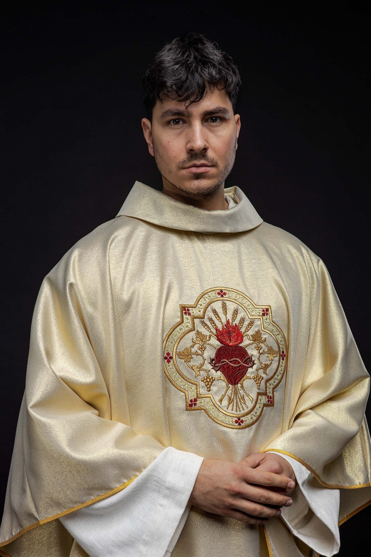 Złoty Ornat Haftowany Serce Jezusa i Kielich - Ecru 135cm - SZATYLITURGICZNE.PL