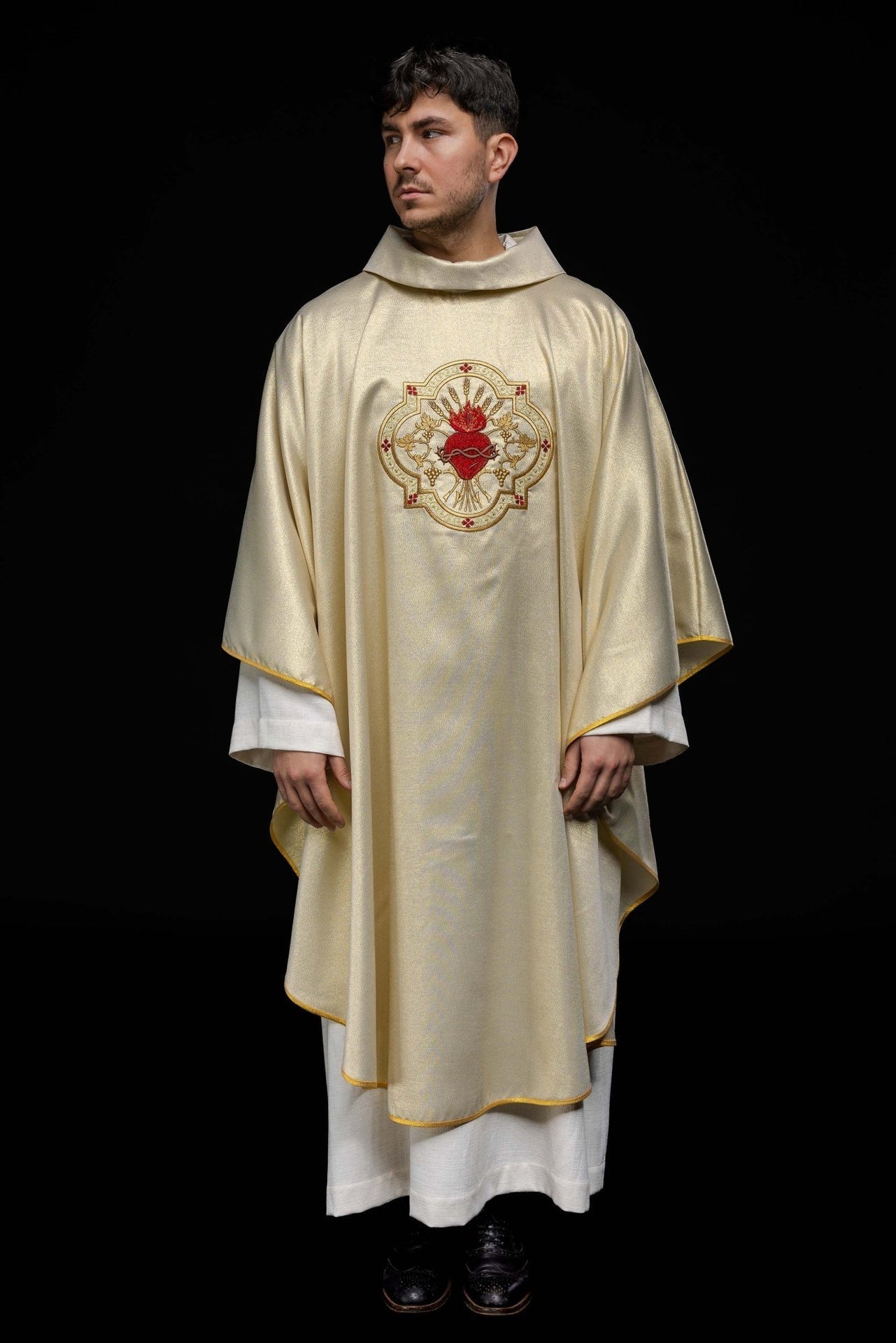 Złoty Ornat Haftowany Serce Jezusa i Kielich - Ecru 135cm - SZATYLITURGICZNE.PL
