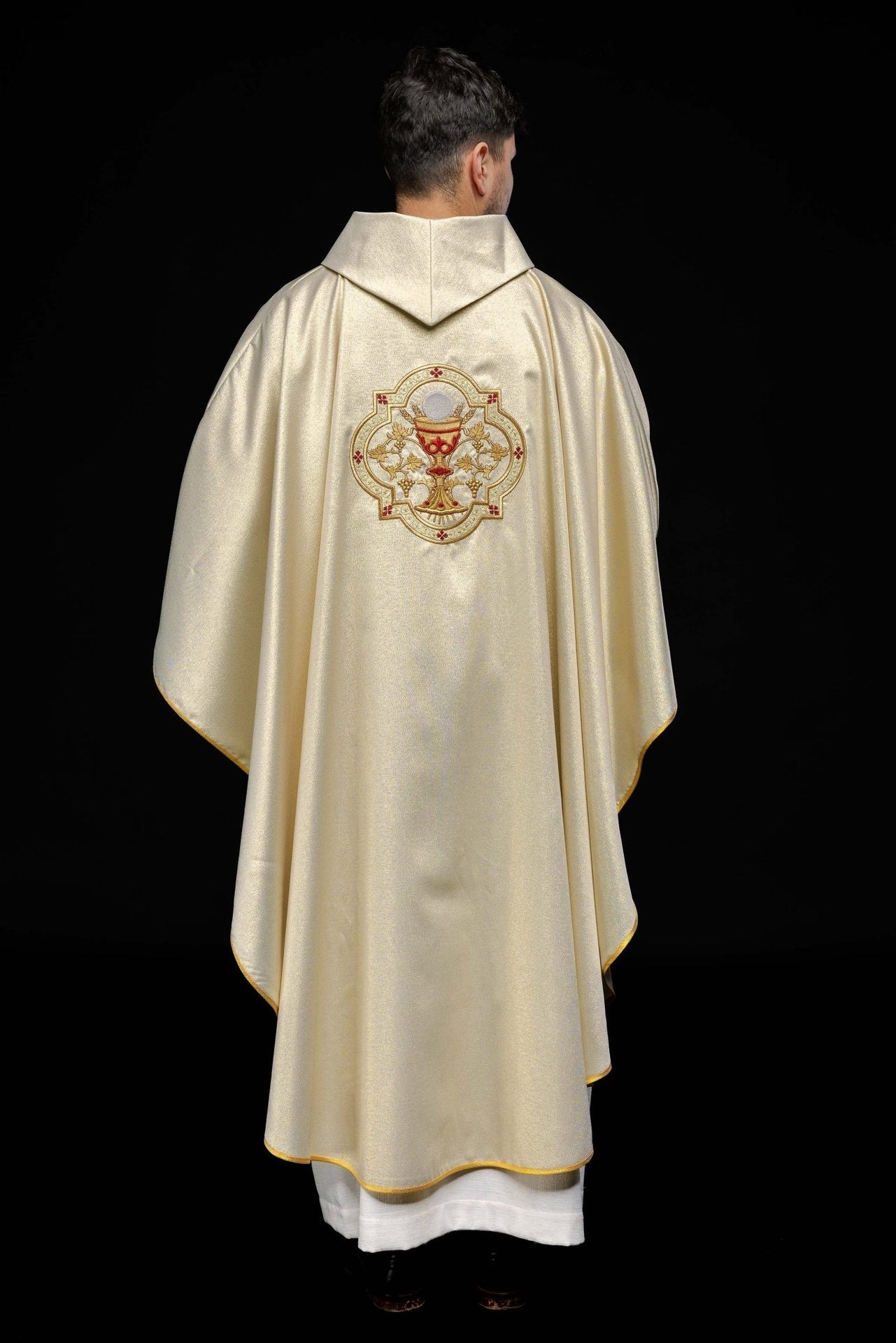Złoty Ornat Haftowany Serce Jezusa i Kielich - Ecru 135cm - SZATYLITURGICZNE.PL